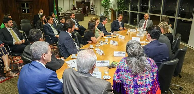 centralpolitcs's tweet photo. 💰 TSE assina acordo com 20 partidos para regularizar contas antes da eleição 

1 semana depois de Alexandre de Moraes convocar representantes de partidos para aderirem a programa de regularização de contas partidárias, 20 legendas já haviam assinado acordo com o tribunal. https://t.co/ZacygE4DrP