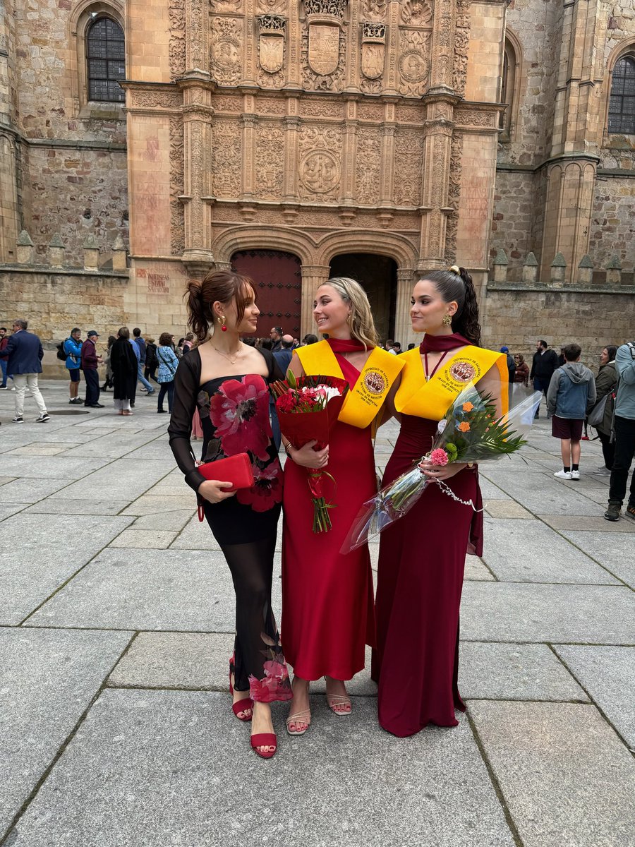 meerceditass's tweet photo. lo afortunada que me siento de graduarme en la ciudad más bonita rodeada de mi gente favorita 🥺❤️🎓 fui muy feliz el sábado y estos 6 años https://t.co/hHo7k54THI