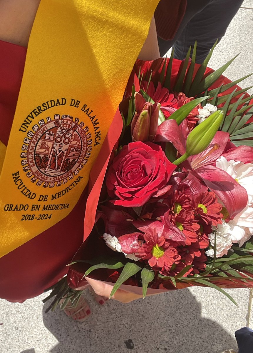 meerceditass's tweet photo. lo afortunada que me siento de graduarme en la ciudad más bonita rodeada de mi gente favorita 🥺❤️🎓 fui muy feliz el sábado y estos 6 años https://t.co/hHo7k54THI