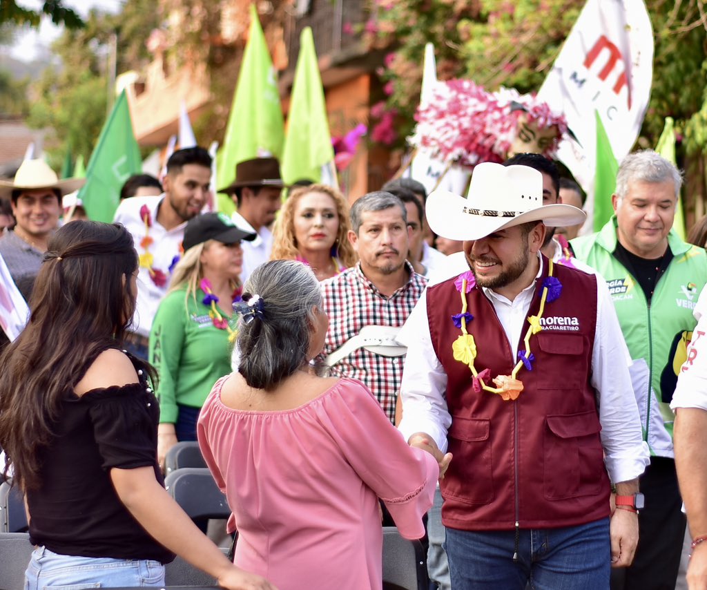 Siento profundo respeto hacia la gente de #Ziracuaretiro, por su trabajo y amor a lo que hacen. Ante cientos de familias, me comprometí a sumar mi esfuerzo al suyo, por lo que más nos interesa a todos: el bienestar.