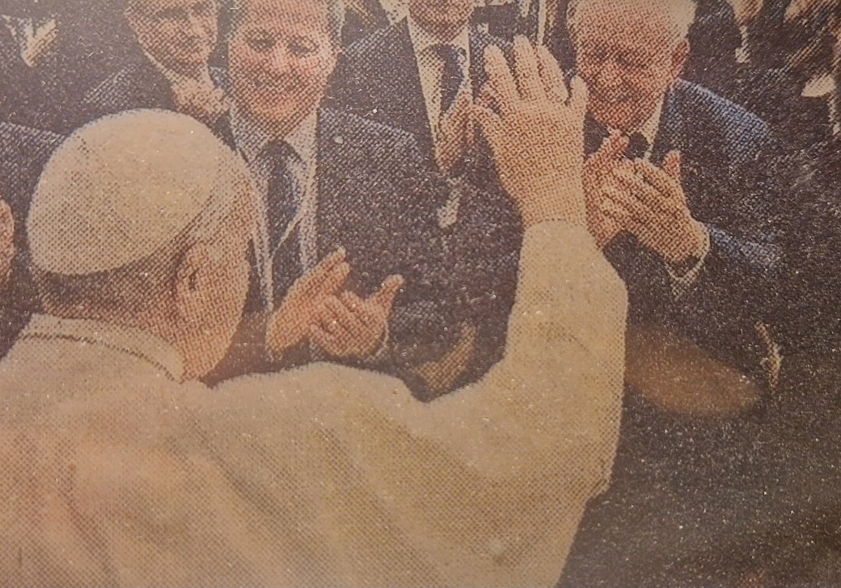 PhilippeMichelK's tweet photo. #Hommage Jamais je n'oublierai Jean-Claude Gaudin qui pour notre dernière rencontre après un très long chemin depuis mes jeunes années à marcher a ses côtés, me prit par la main, afin qu'avec lui, je sois au plus près de sa Sainteté le Pape François et garde ma foi en l'humanité. https://t.co/EWlysd3z4C