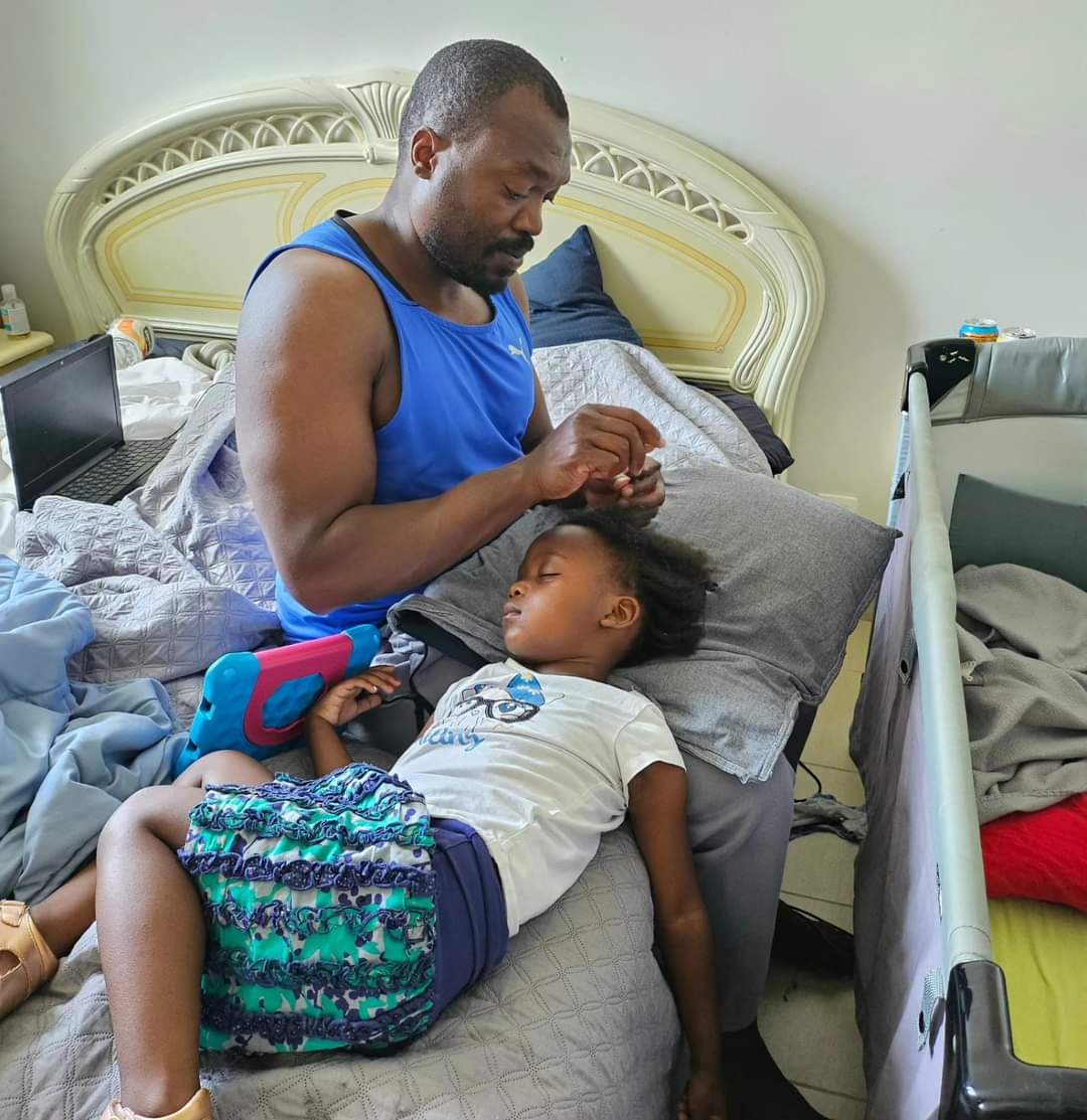 A beautiful picture that says a thousand words. ❤️

2004 🇿🇼 Soccer Star of the year Cephas Chimedza lost his wife and he takes care of their three beautiful kids. #realman

📸 Cephas Chimedza