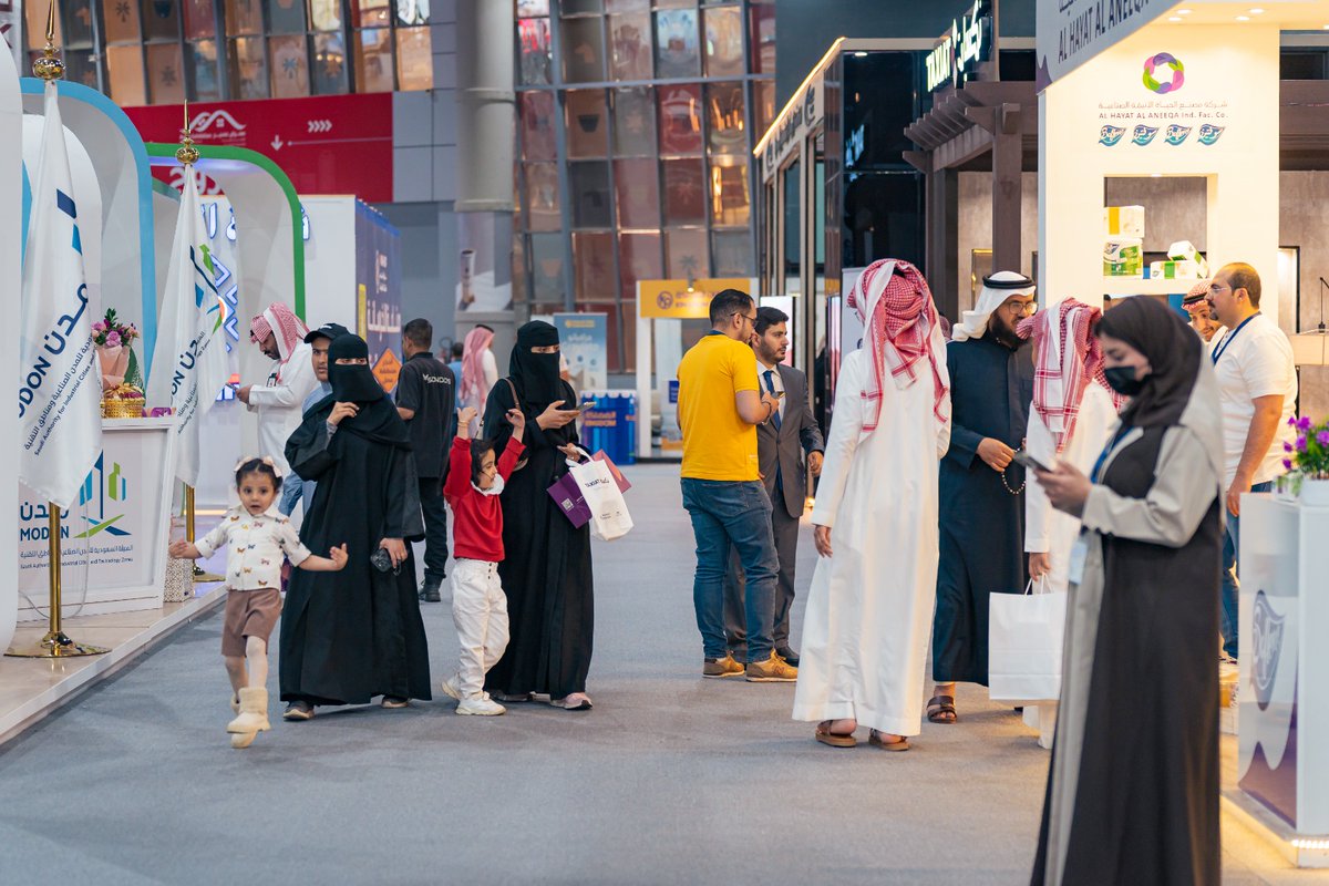 abhachamber's tweet photo. 🔲 في يومه الأول شهد معرض #الصناعة_في_عسير مشاركة نسائية كبيرة و زادت أعداد الأسر والعائلات حيث تعرف الزوار على أهم الصناعات والمنتجات التي تنتجها الشركات والجهات المشاركة
#عسير_تسابق_المستقبل
#صنع_في_عسير
#الصناعة_في_عسير https://t.co/AmM7oVU2GT