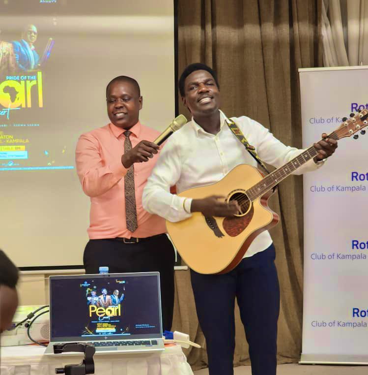 Enjoyed some classic hits from Kibun'omu & #PeopleOfTheLand albums performed by @kennethmugabi this evening after the #RotaryKlaNorthMeets at @ProteaKampalaH