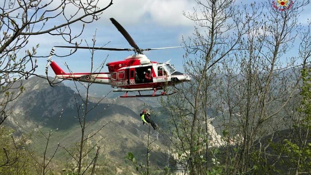 Si schianta in moto, portato in ospedale in elicottero dlvr.it/T787tp