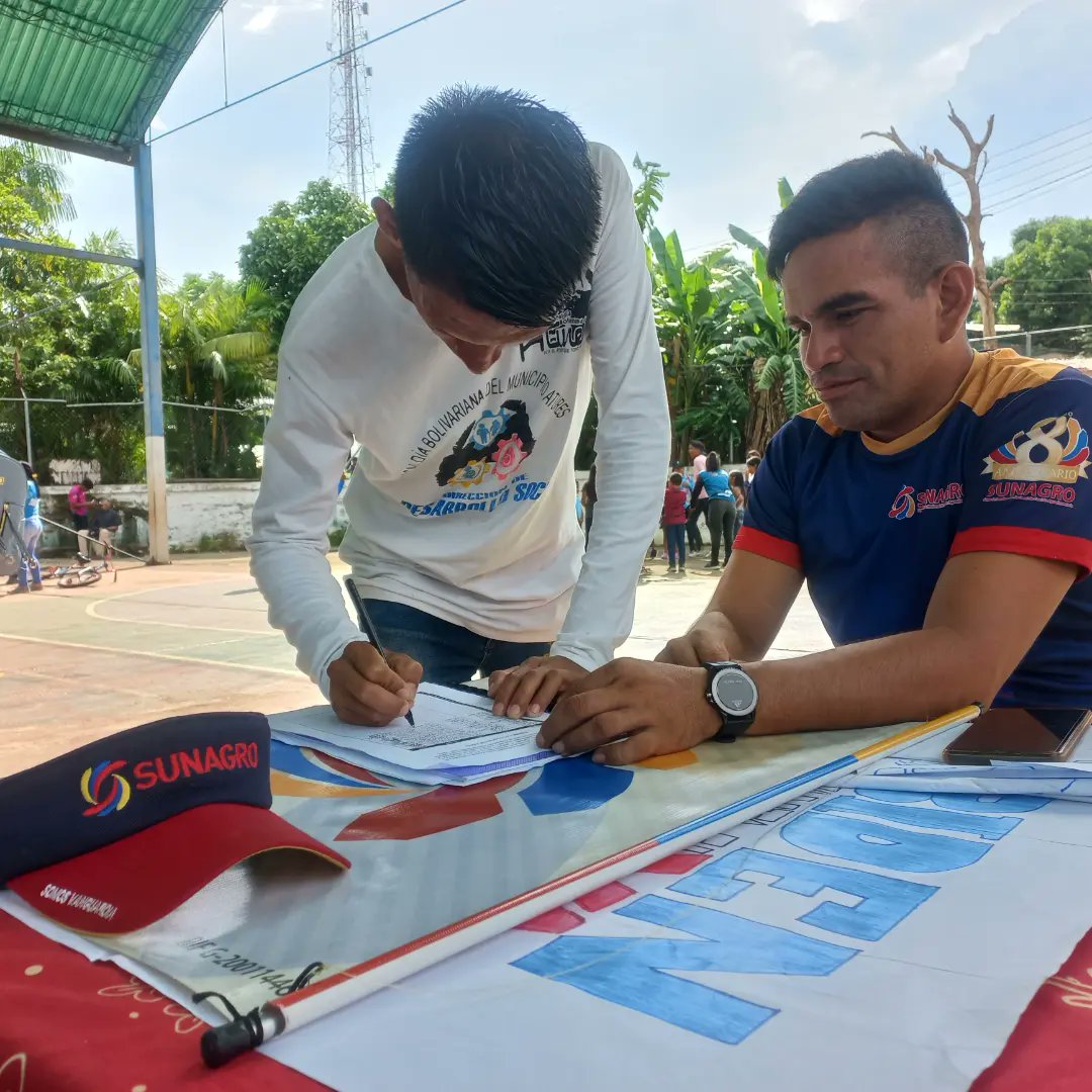 SunagroAma's tweet photo. 📸El equipo de Sunagro Amazonas se trasladó a la comunidad Casiquiare del municipio Atures, donde se activó la Tribuna Antiimperialista para la recolección de firmas en contra las acciones coercitivas y unilaterales del gobierno de Joe Biden hacia Venezuela.
#ConcienciaPatriótica https://t.co/DwWA2ZQpOi