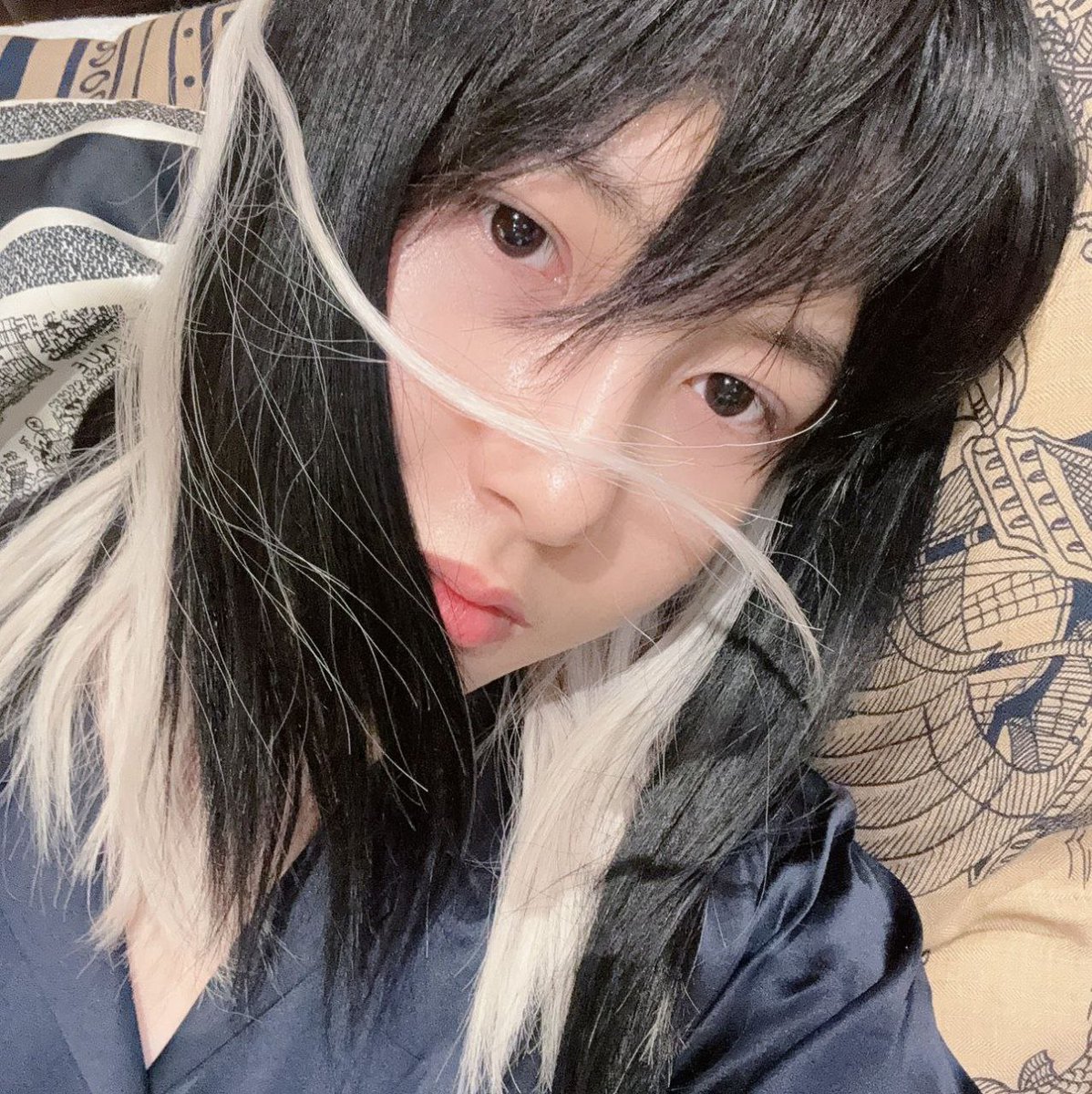 nct_menfess's tweet photo. Gaisss kata renjun rambut dia beneran panjang omggg long hair and two tone hairr is so perfect huang renjun!! 😭💛 nct! https://t.co/VwM6lfneMM