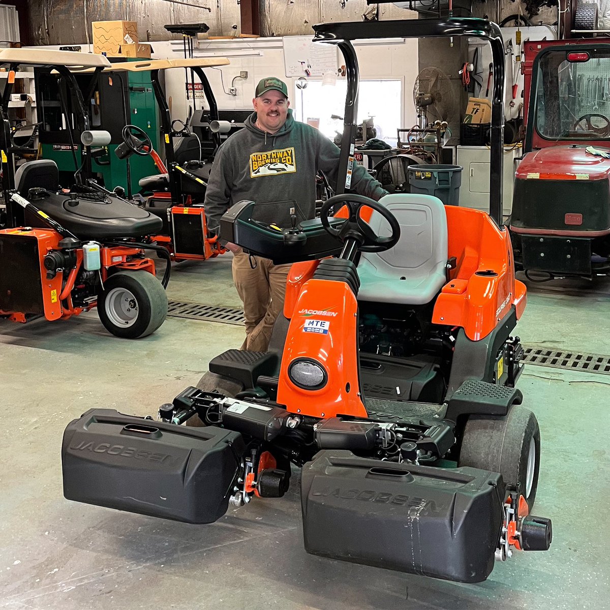 MTEequipment's tweet photo. π± Green dreams are coming true! π±
Glens Falls Country Club added a new Jacobsen Eclipse 360 Hybrid to their fleet. #Jakesignaturecut
#glensfallscountryclub #queensburyny #JacobsenEclipse360 #GolfEquipment #TurfEquipment #Eclipse360Mower #GolfGreens #golfcourse #MTEequipment https://t.co/VYk7iW6tZV