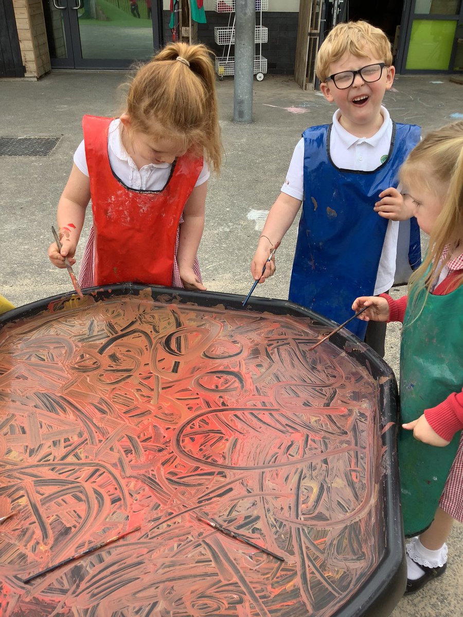 Reception have loved writing Set 2 sounds in paint today. They have been setting each other challenges to write different sounds and who could write it the quickest. 📝 #Reception