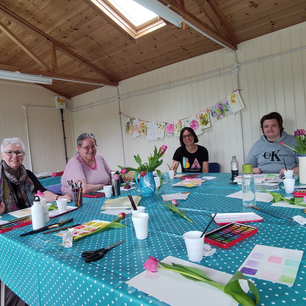 BazookaArts's tweet photo. Our Creative and Connected #Carers project @SummerleeMuseum spent the morning exploring  colour and  tone in a beautiful bunch of tulips using #watercolour. Can't wait to see how this progresses. #therapeuticarts #artsforhealth #carerbreaks @nlct_carers @vanl https://t.co/4Wn1ouPRPQ