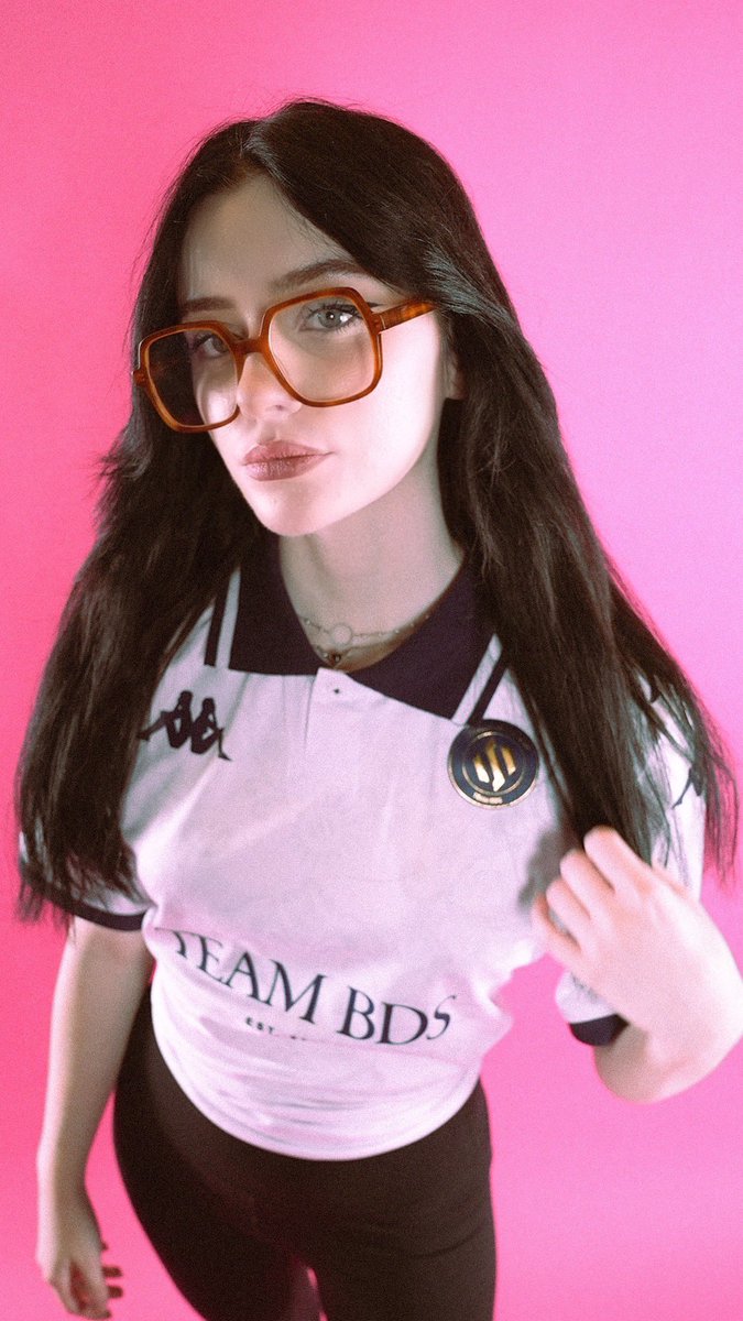 bloomiyuuuu's tweet photo. 🚨GIVEAWAY 🚨

ON HELLOOO LA TEAM 😎

Giveaway du nouveau jersey des 5 ans de @TeamBDS complètement banger 🤍
Possibilité de le floquer à votre nom/pseudo de choix !

🔁RT 
➡️Follow @TeamBDS &amp; @EvalunnaTV 

TIRAGE AU SORT SEMAINE PROCHAINE !

GOODLUCK ❤️ https://t.co/TTcmKEzemV