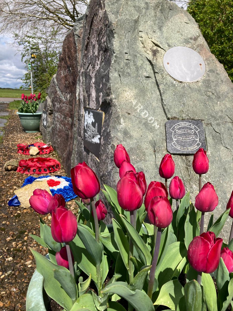 🌷Maroon tulips are blooming to honour the district’s WW2 links with the Parachute Regiment for the 80th anniversary of Arnhem. The tulips are at locations linked to WW2 paratroopers.
🔗➡️: ow.ly/YxKS50RzfYY
#Tulips #Airbourne #WW2 #Arnhem #LincsConnect #SKDC