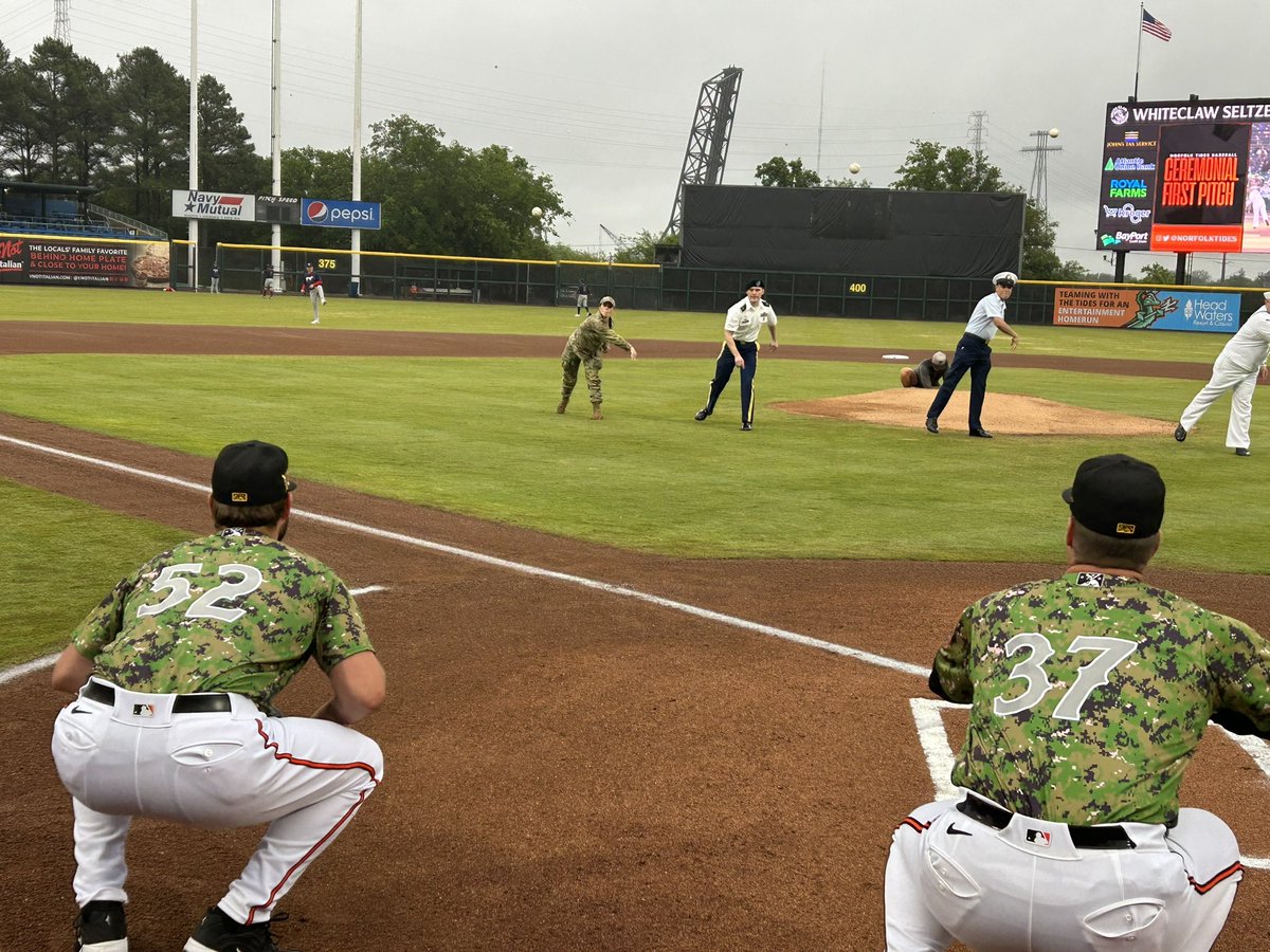 Last weekend, Col. Keith Haskins, TRADOC G-35, had the chance to swear in 10 future service members during the @NorfolkTides #ArmedForcesDay game! Congrats to our new service members & thank you for choosing to serve our nation!🇺🇸 #VictoryStartsHere @TradocCG