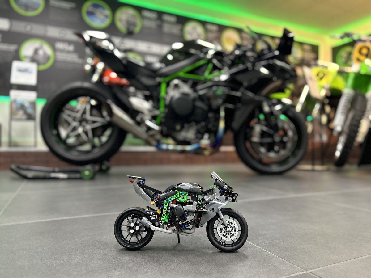 Can’t quite stretch to adding the real Ninja H2R to your garage? Then why not treat yourself to the next best thing with our LEGO® Technic Kawasaki Ninja H2R Motorcycle! Get yours ➡️ bit.ly/3WQCpG2