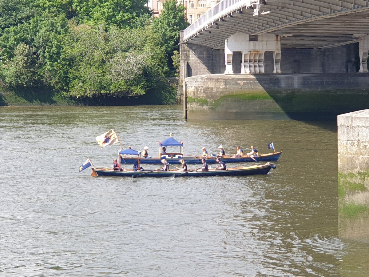 Just managed to catch part of the Tudor Pull yesterday by Chelsea Bridge. Good to spot The Company of Goldsmiths' Watermen's Cutter. Their patron saint St Dunstan on the bow. Also the Barbers Cutter @TTRALondon @WatermensCompan #riverthames #lifeonthethames #thamespath