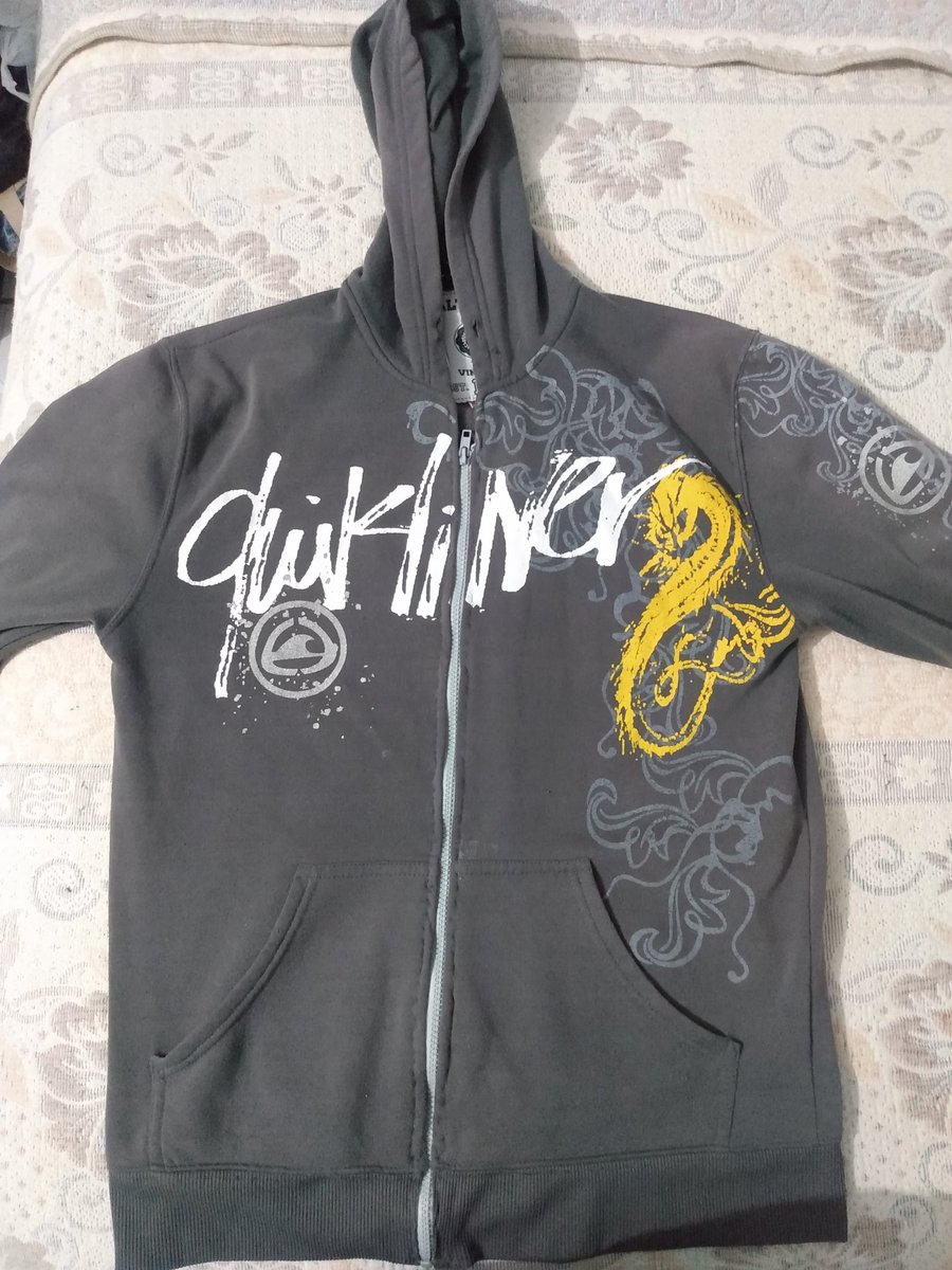 Abrahamr1992's tweet photo. Esté suéter me lo regaló mí hermana en la navidad del 2007 y hasta hoy en d��a lo tengo en buenas condiciones. https://t.co/AKYhVznseF