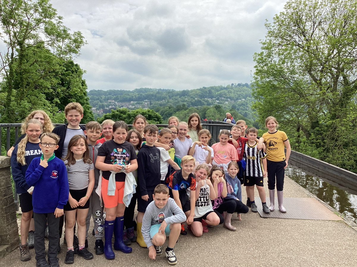 How lucky are we to live around here ? Dosbarth Eryr are bringing their 'life below water' topic to a close this week and were delighted to find no plastic pollution in the rivers and canals around our school! We also enjoyed a walk to the aqueduct to get a view of our local area