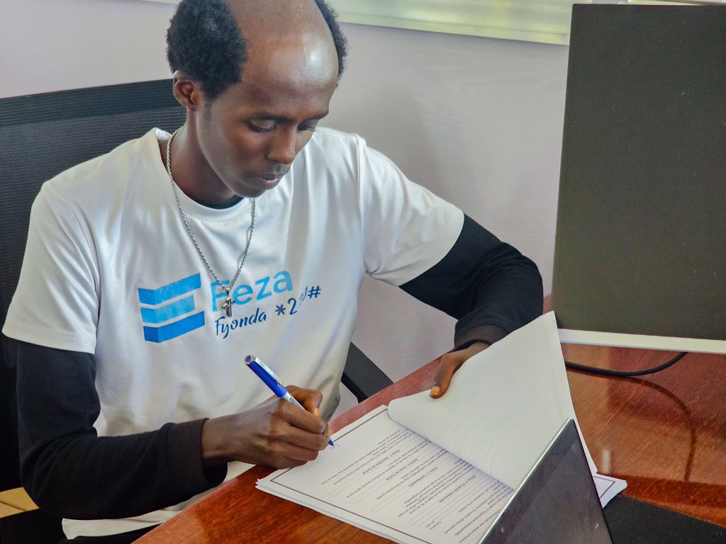 akezanet's tweet photo. 🔴😍Les marques font déjà appel à @stylozoff !!

Le rappeur en vogue , INGABIRE Guy-LOVE, dit Stylozoff vient de signer son premier contrat de collaboration avec la société « #EFeza », une entreprise spécialisée dans la vente des unités électroniques et les transactions bancaires.

Celui qu’on surnomme « Papa Love » produira une vidéo de visibilité et publicité pour faire connaître les services de cette société. 

Un mot de félicitations à lui !!

#lesbeautesdecheznous #akezanet #music #Wumveeh #Scriipaaa #Efeza #Burundi