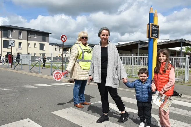 Qui est Mamie Trafic qui sécurise les entrées et sorties des écoles à Dreux ? lechorepublicain.fr/dreux-28100/ac…