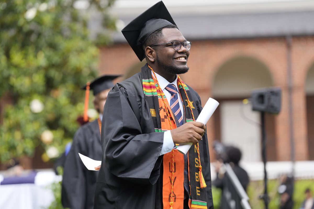 UVAEngineers's tweet photo. Congrats to our electrical and computer engineering grads!
Photos by Sanjay Suchak
#uvagrad #uva24
@uvaece https://t.co/HjgsjRHN4e