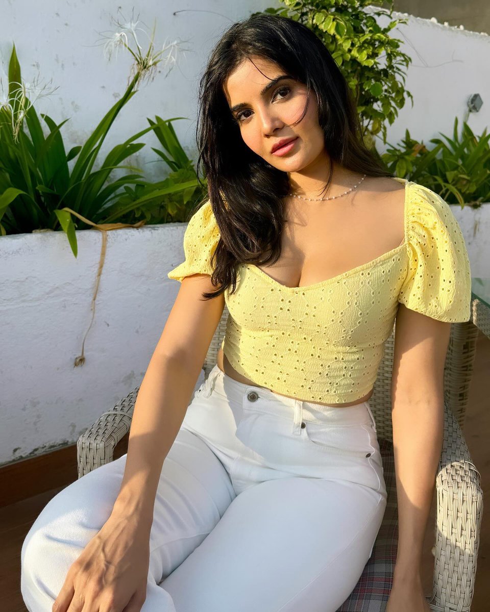 Sun ☀️ KISSED 💛 In frame: @it_is_madhuri