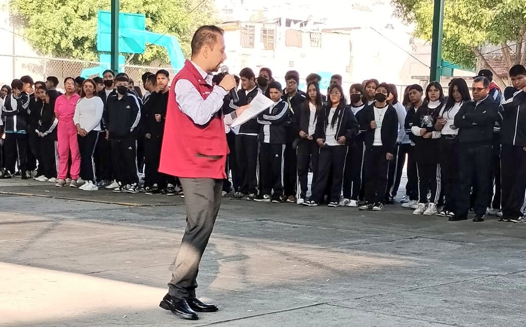 PDHCDMX's tweet photo. #Entérate | Hoy asistimos a la Escuela Secundaria Diurna N° 74 "República de Nicaragua" en @TuAlcaldiaGAM con la estrategia #LunesPorLaEducaciónParaLaPaz

Mediante una lectura seguimos concientizando a las y los adolescentes sobre su derecho a pensar, elegir y sentir. https://t.co/2LOTQsMOtd