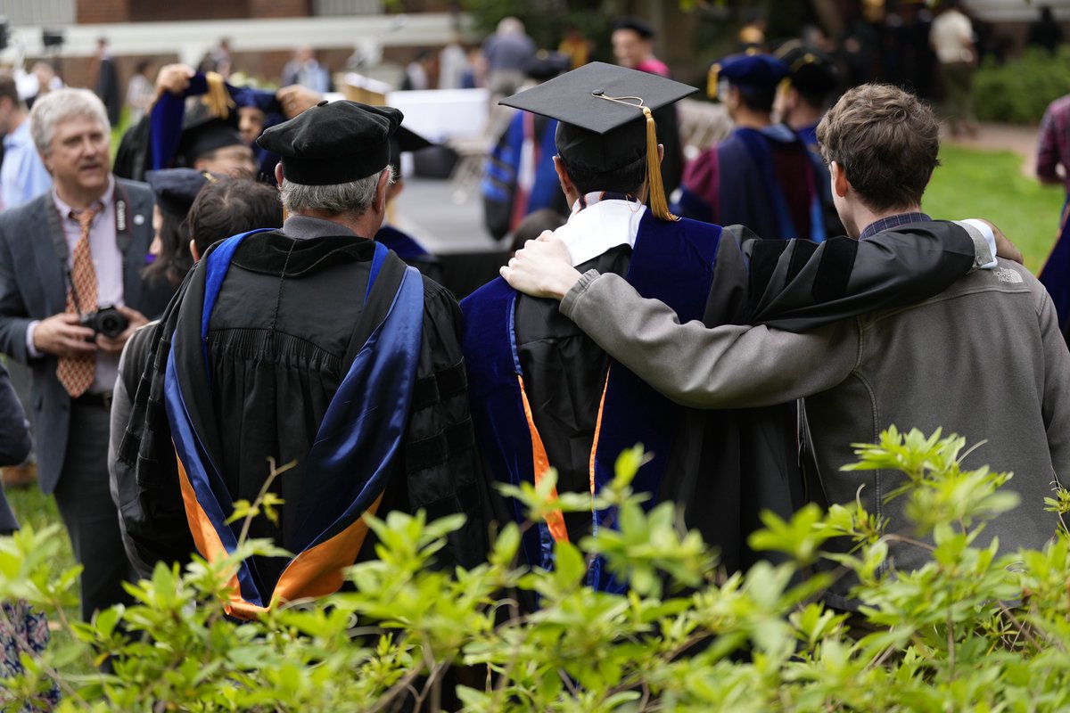 UVAEngineers's tweet photo. Congrats to our electrical and computer engineering grads!
Photos by Sanjay Suchak
#uvagrad #uva24
@uvaece https://t.co/437tteknGr