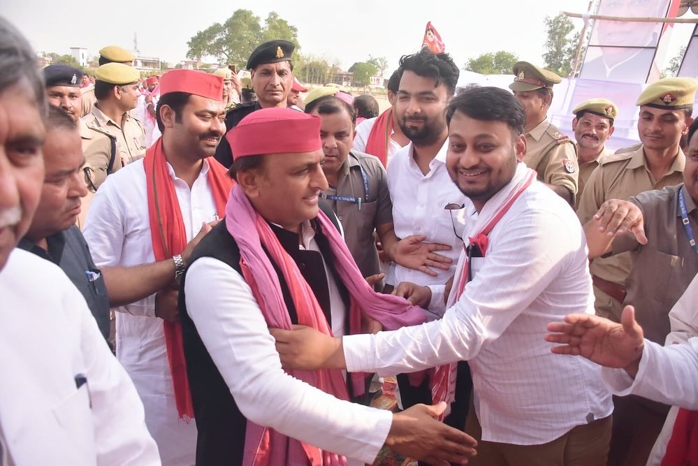 आज लोकसभा क्षेत्र बस्ती में आयोजित इंडिया गठबंधन के प्रत्याशी आदरणीय श्री राम प्रसाद चौधरी जी के पक्ष में आयोजित जनसभा में समाजवादी पार्टी के राष्ट्रीय अध्यक्ष,देश के भविष्य आदरणीय श्री अखिलेश यादव जी का स्वागत अभिनंदन किया।