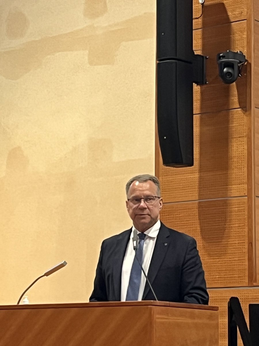 På ⁦<a href="/EspooEsbo/">Espoon kaupunki</a>⁩ fullmäktigemöte meddelar stadsdirektör ⁦@KjMakela⁩ att han avgår med pension från årsskiftet efter 14 år som stadsdirektör.
Nu börjar processen med att hitta en efterföljare.