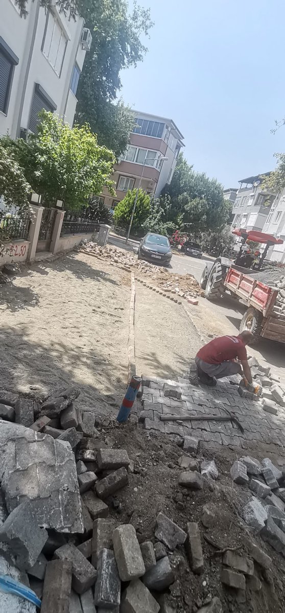 👷🏻‍♂️Merkez kırsal ayrımı yapmadan kentimizin her noktasında konforlu yollar için çalışan ekiplerimiz bozulan yolların tamirat çalışmalarını aralıksız sürdürüyorlar. 

#EdremitÇalışıyor