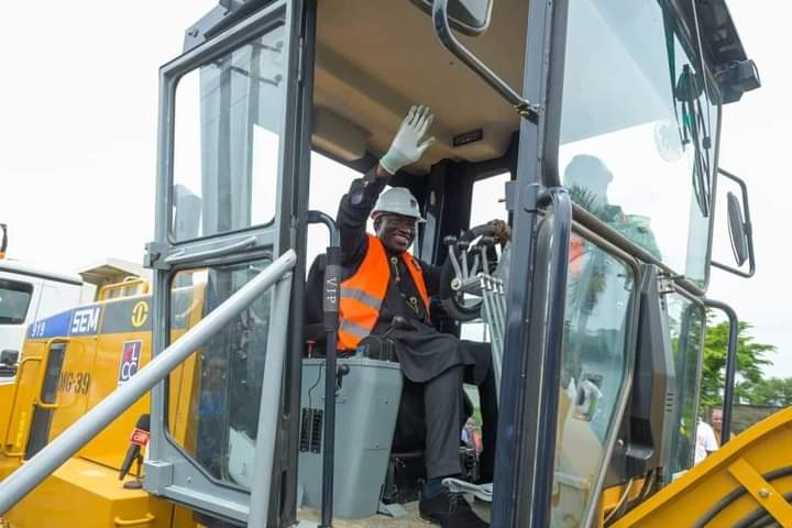 PepplePrincewi3's tweet image. Former President Goodluck Jonathan has ceremoniously inaugurated the much-anticipated 12.5-kilometer Trans-Kalabari road, a transformative project that promises to connect other rural communities in the state at the end will foster drastic development. 
#SIMISWORKING
