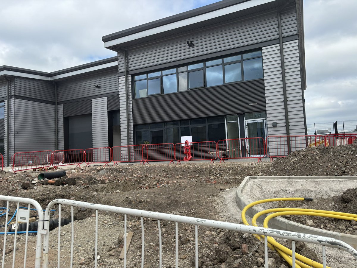 siteform_f's tweet image. This time it’s the raised access lads doing there bit in Manchester