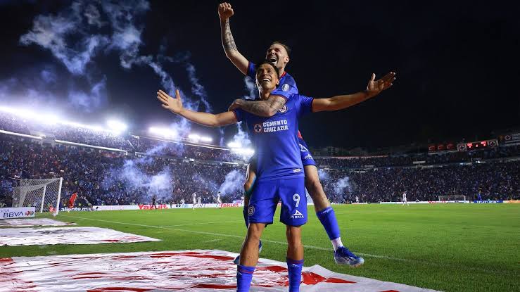 Quieren quedarse 🚂 ⚽ 🦅 Martín Anselmi aseguró que la ida de la final entre Cruz Azul y América se jugará en el Estadio de la Ciudad de los Deportes. Cruz Azul analiza mudarla al Estadio Azteca para tener mayor aforo en el primer episodio de la serie, según ESPN.