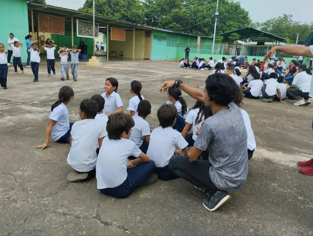 ¡Simulacro sismico!

En la EPNB Carlos Tovar del #cdcecojedes el equipo de Protección Civil realizó el simulacro de prevención sísmica. Estudiantes y docentes fueron instruidos para saber que hacer en caso de emergencia.

#ConcienciaPatriótica
#mppe #mppeducacion

@NicolasMaduro