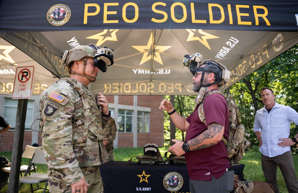 COL(P) Phillip J. Kiniery III, Deputy Commander (Operations), @101stAASLTDIV (Air Assault) receives a demonstration of IVAS at PEO Soldier. #SoldierWarrior