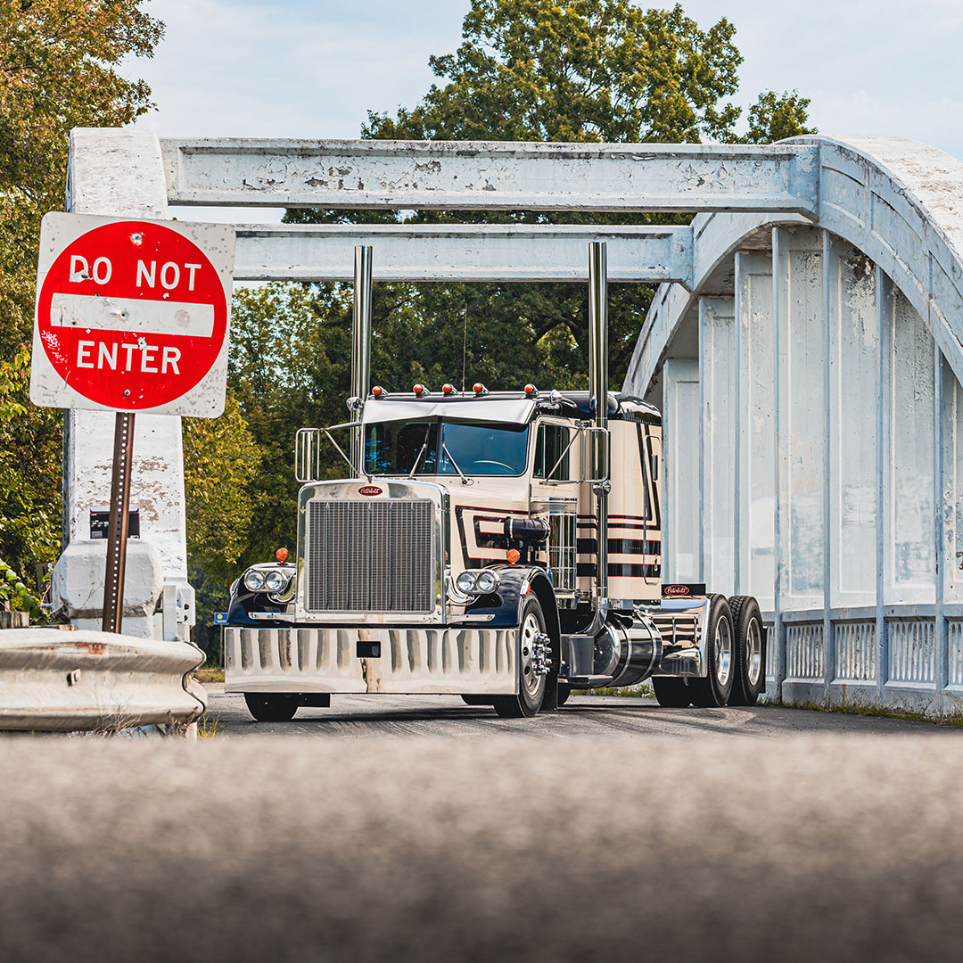 Do not enter ⛔

#4StateTrucks #ChromeShopMafia #chrome #chromeshop #customtrucks #semitrucks #trucking #customrig #bigrig #18wheeler