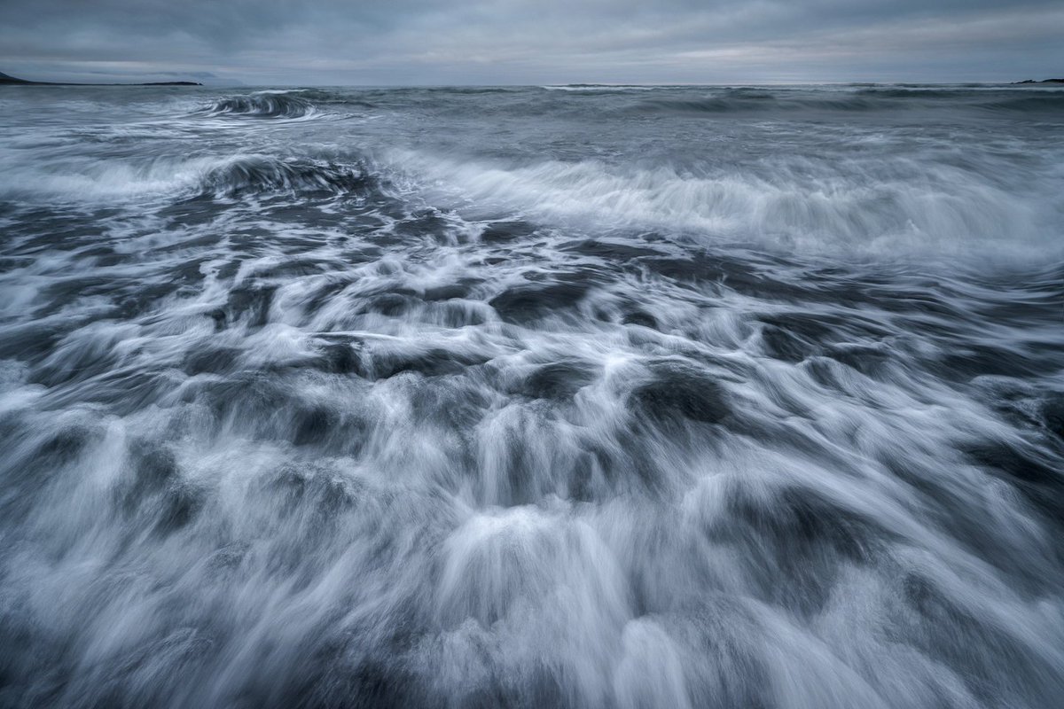 🌊 Hello my friends! 🌊 Today we get lost in the waves of the cold Icelandic sea, so black and dense that it almost looks like oil. 'Plasticity' is the characteristic that most attracts me to this incredible island, where everything is always in motion #naturephoto #NatureMagic