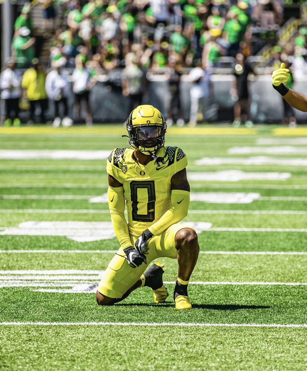 💚💛🦆 Thank you to my teammates, coaches and family for helping me earn an offer from the University of Oregon! #GoDucks @RashaadSamples