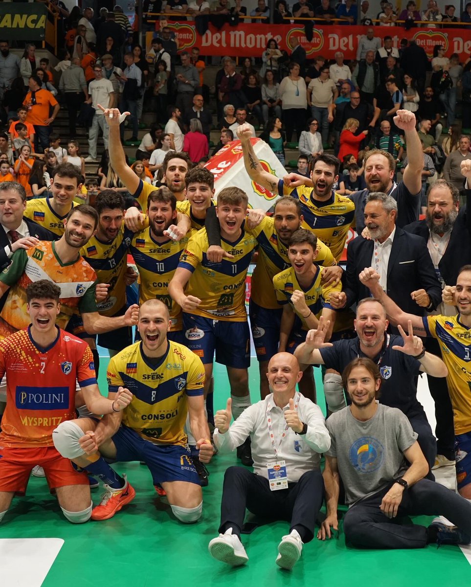 IronCodi's tweet photo. Tercer campeonato del año!! SUPERCAMPEONEEEEEEEESSSSSS!!!!
#volley #volleyballcoach #volleyballlife #volleyballlovers #pallavolo #supercoppadelmonte #gotucani #pallavolonelcuore #voleibol #somosvoleibol #entrenadordevoleibol🏐 #lgtbi #deporteconorgullo #deporteparatodes https://t.co/JRbiTZb2oQ