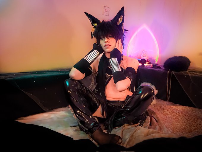 An improvised neko outfit 🖤, which I really enjoyed trying on and creating  #Cosplay #Femboy  This time<a href="/tag/cosplay"class="tags"><span>#cosplay</span></a><a href="/tag/femboy"class="tags"><span>#femboy</span></a>