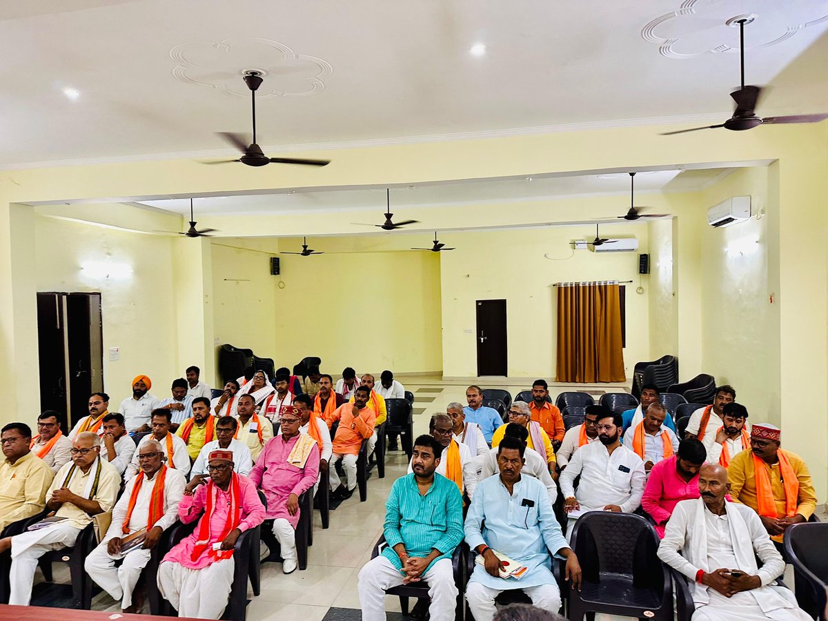 आज संतकबीर नगर जिला कार्यालय पर लोकसभा प्रभारी, संयोजक, विधानसभा प्रभारी, संयोजक व मंडल अध्यक्ष एवं विस्तारकों की बैठक संबोधित किया।