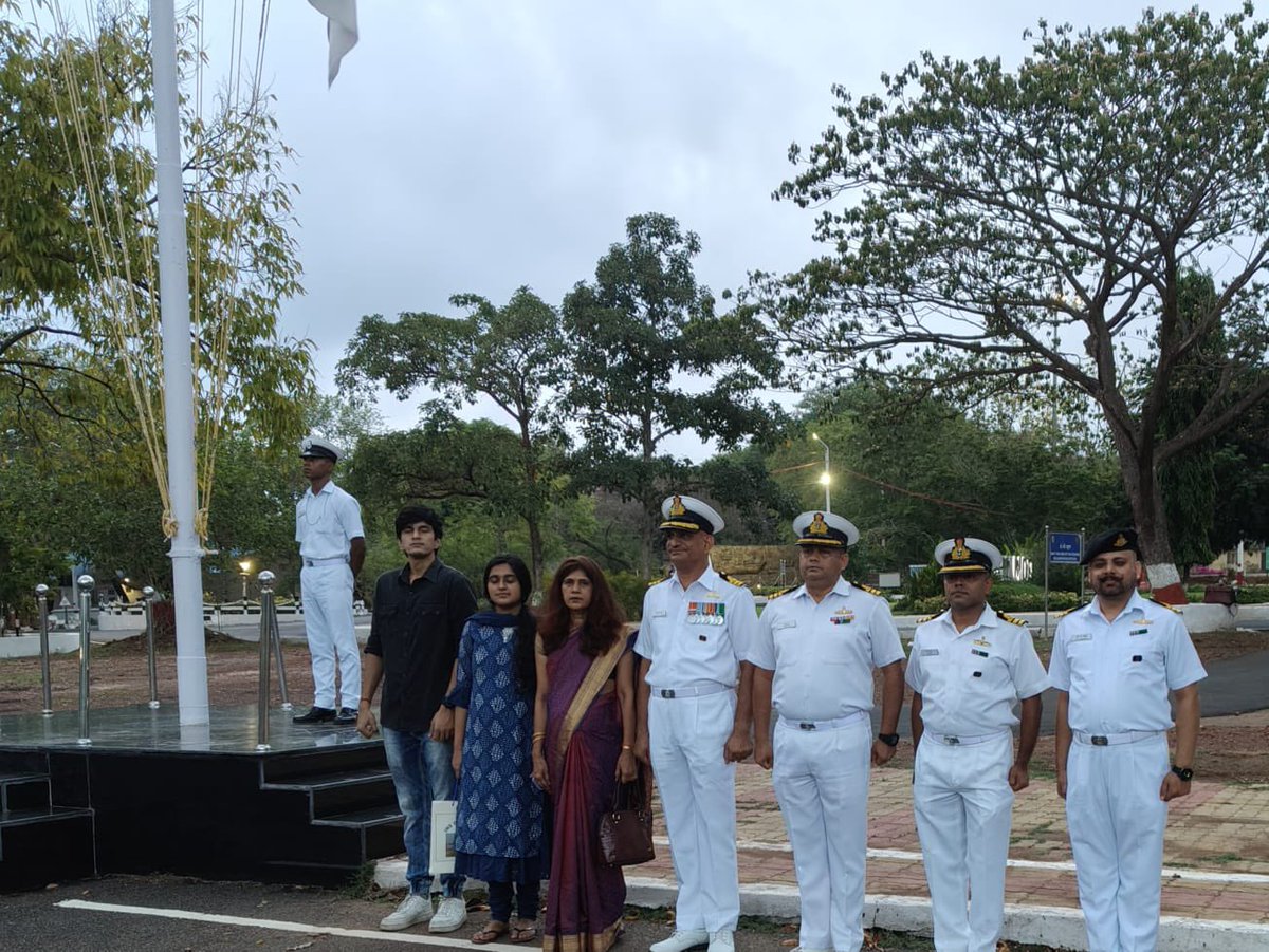 AABHAR CEREMONY on retirement of Cdr RL Sharma, Logo #INSGomantak was held today at INS Gomantak to mark the completion of his service in uniform to the nation. The officer and his family members took part in the ceremony. @indiannavy @IndiannavyMedia @IN_WNC @DefPROMumbai