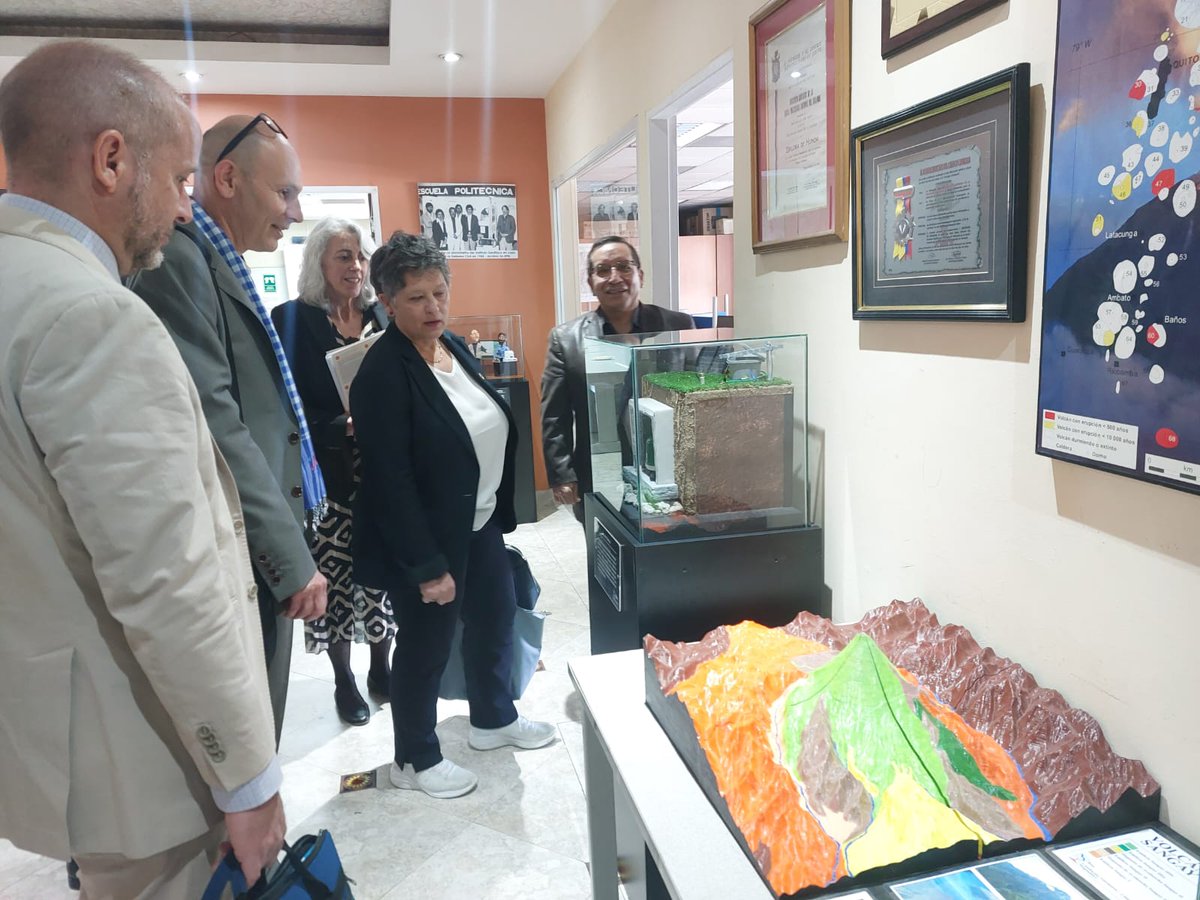 V_Verdier_IRD's tweet photo. 🇪🇨 Rencontre avec le recteur de l'@EPNEcuador et le directeur d'@IGecuador, avec qui l'@ird_fr collabore de longue date en #sismologie, #volcanologie ou #hydrologie. Nous avons évoqué les suites du LMI #SVAN terminé en 2022 et visité la salle de monitoring des séismes et volcans https://t.co/tHFIHTXQz5