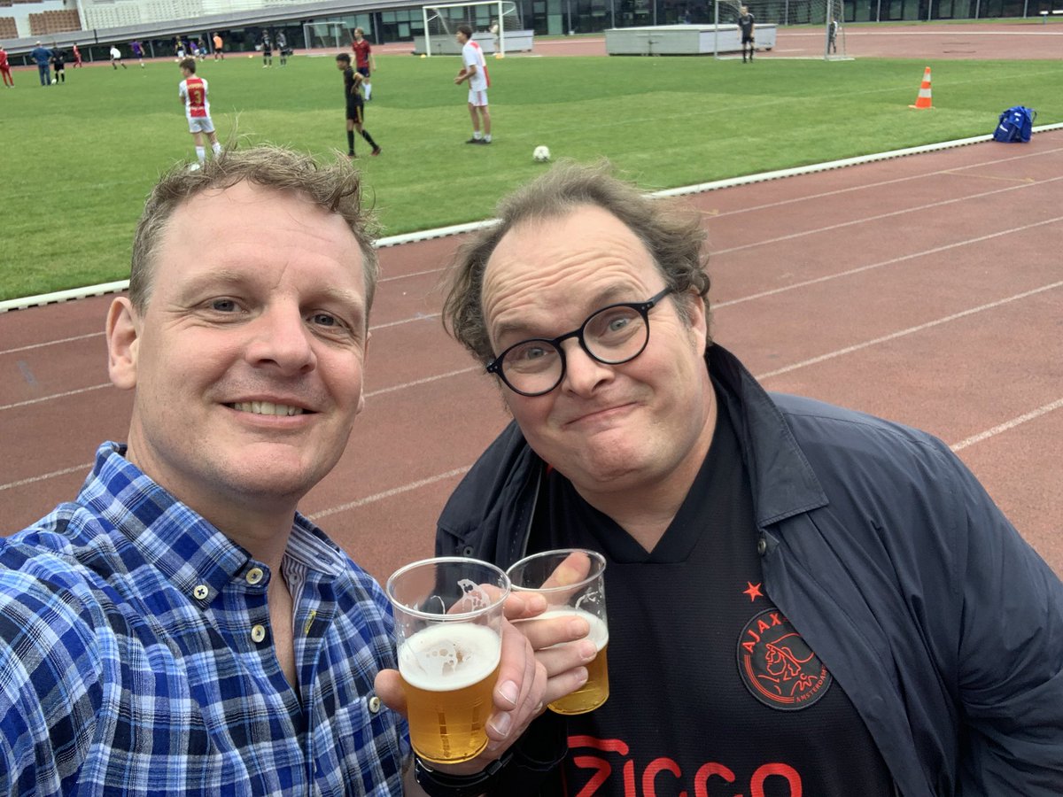 Tijdens het SV #Ajax Voetbaltoernooi in het Olympisch Stadion luisteren naar de wijze voetballessen van @Prof_Gasselich 🍻