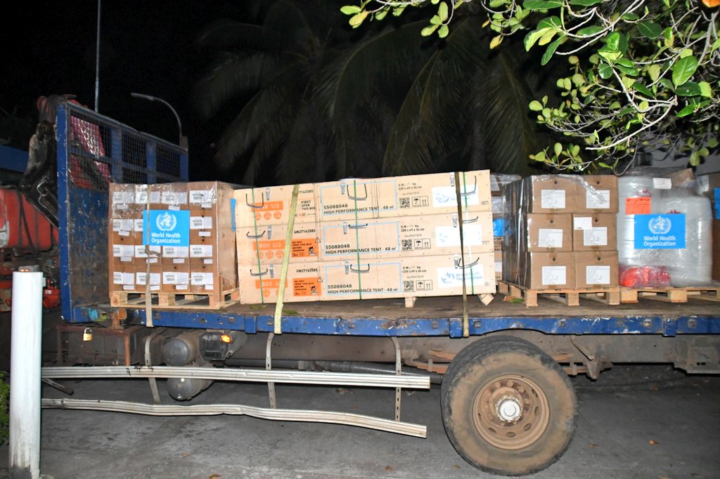 #Choléra| L'OMS vient de remettre à la Direction régionale de la Santé de d'Anjouan +de 9 tonnes de matériels et équipements médicaux ainsi que des médicaments pour la riposte choléra. Présente, la ministre @LoubYakouti salue les 3 niveaux de l'OMS pour cette importante donation