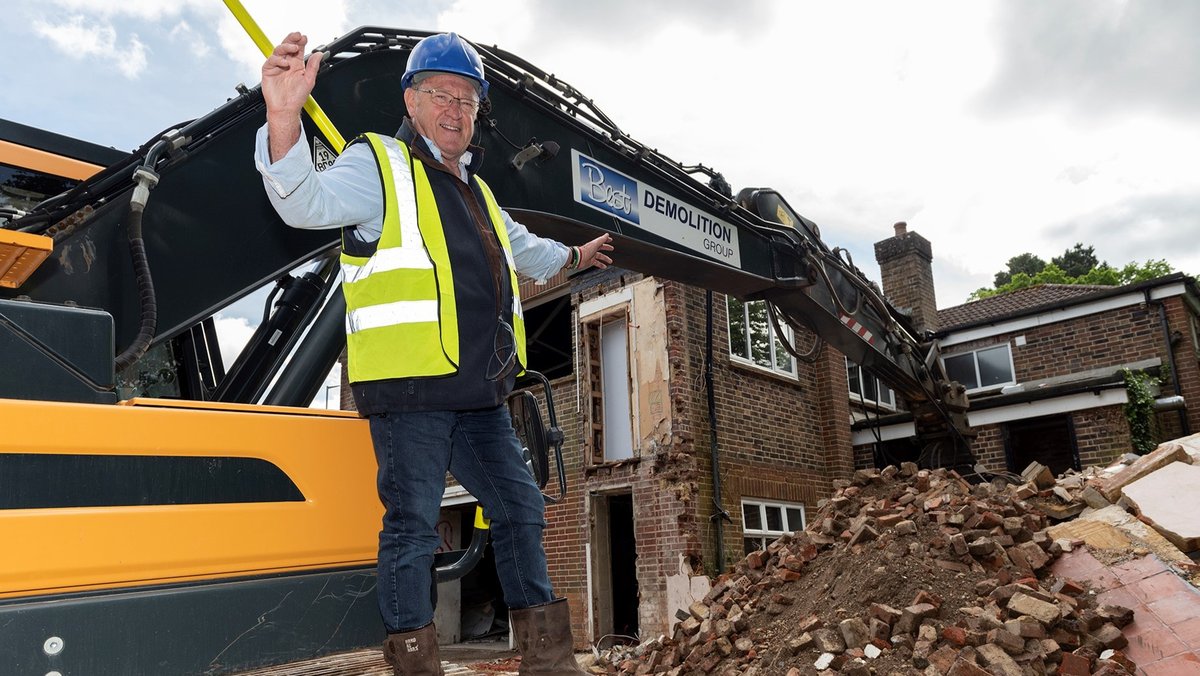 Heathfield is getting a new youth centre! Demolition started today on the original Heathfield youth centre located in the high street, making way for a spacious two-storey building that will serve the needs of the community for years to come! ow.ly/LkFi50RNxHF