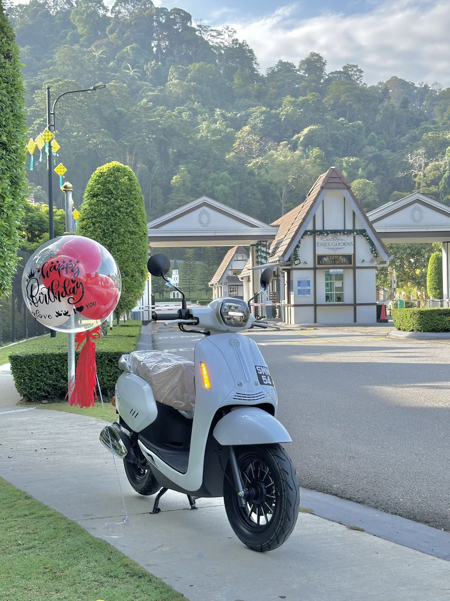 gChntl_'s tweet photo. I masih gigih baca komen and reply komen you all kt Fb Tiktok and Twitter. Tak pernah dapat wish birthday seramai niiii. Thank you so muchh.

Kita payung sikit skuter kiut kite. Si SeMaNiS4 https://t.co/9V1pPCIQ8t