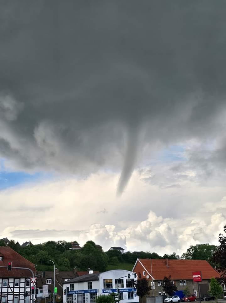 HomoHumanitatis's tweet image. Manche Menschen so:
Es gibt keinen Klimawandel! 🌡👎

Das Klima so:
Tornaadooo! 🌪🌪🌪
(in einem Dorf im Harzvorland)

#Klimakollaps #Klimawandel