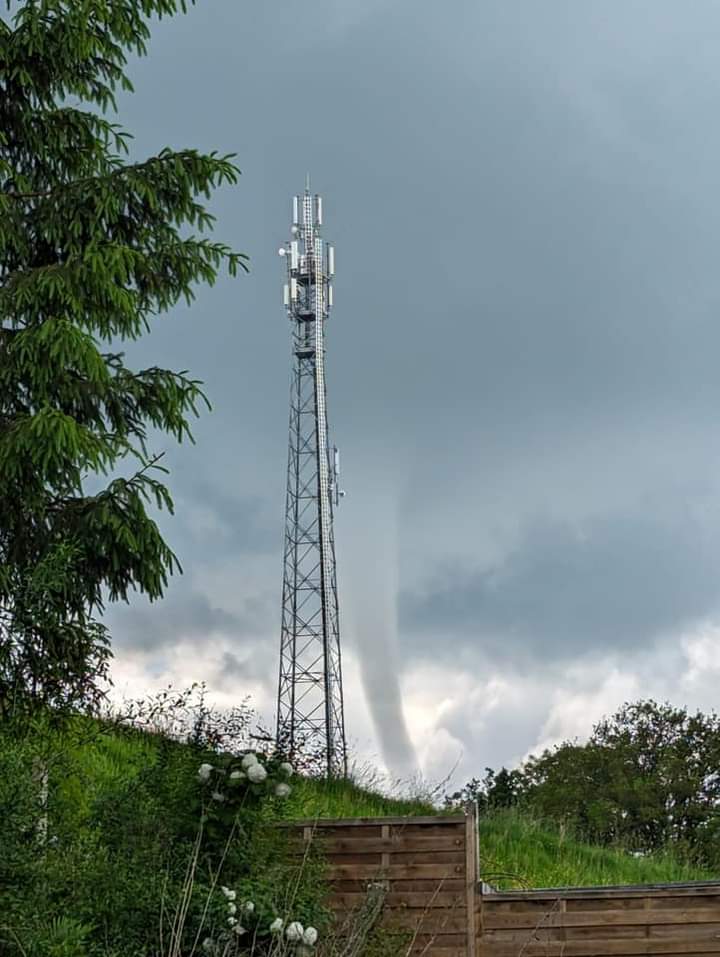 HomoHumanitatis's tweet image. Manche Menschen so:
Es gibt keinen Klimawandel! 🌡👎

Das Klima so:
Tornaadooo! 🌪🌪🌪
(in einem Dorf im Harzvorland)

#Klimakollaps #Klimawandel