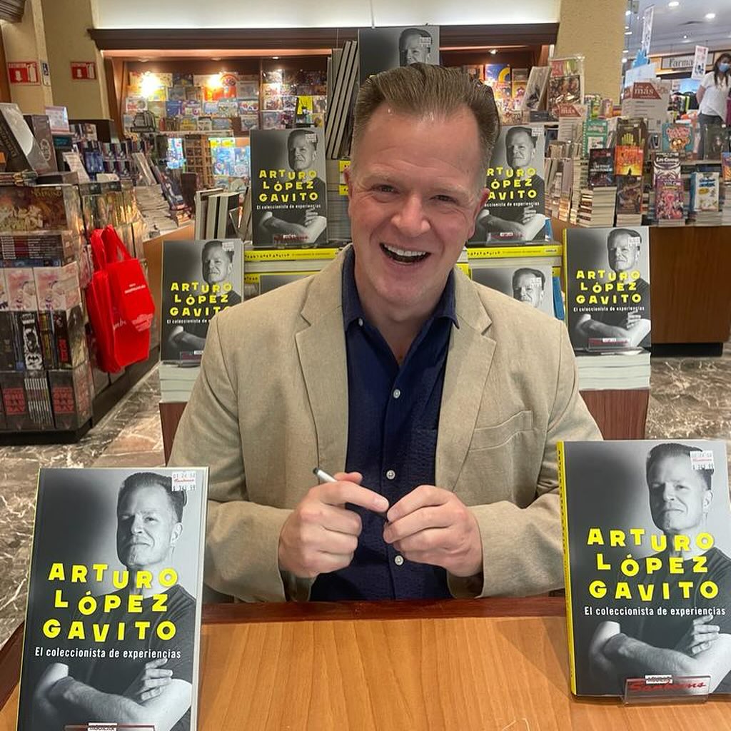EmpresarialesUP's tweet photo. Nos enorgullece felicitar al Maestro @algavito, profesor de nuestra carrera de Marketing, por el exitoso lanzamiento de su libro "El Coleccionista de Experiencias" gracias por compartirlo en la #UP. 📚 

¡Muchas felicidades  ! ✨

#PanteraNoCualquiera #University #School https://t.co/u6eu3fnrdJ
